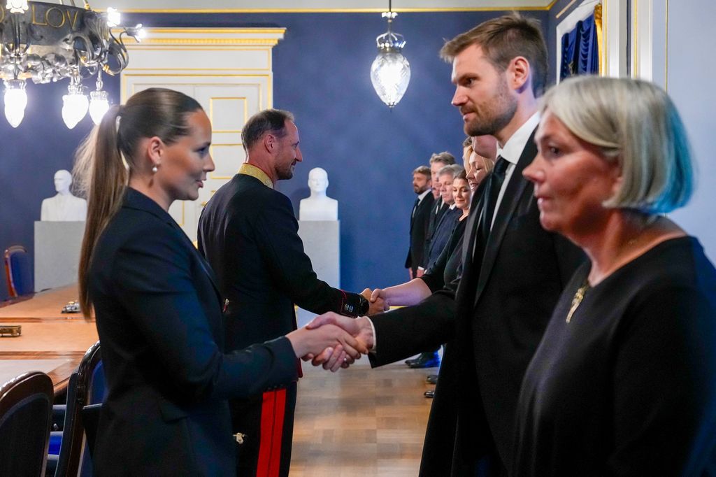 Haakon de Noruega a Ingrid se reúnen con el Gobierno tras la muerte del rey Harald