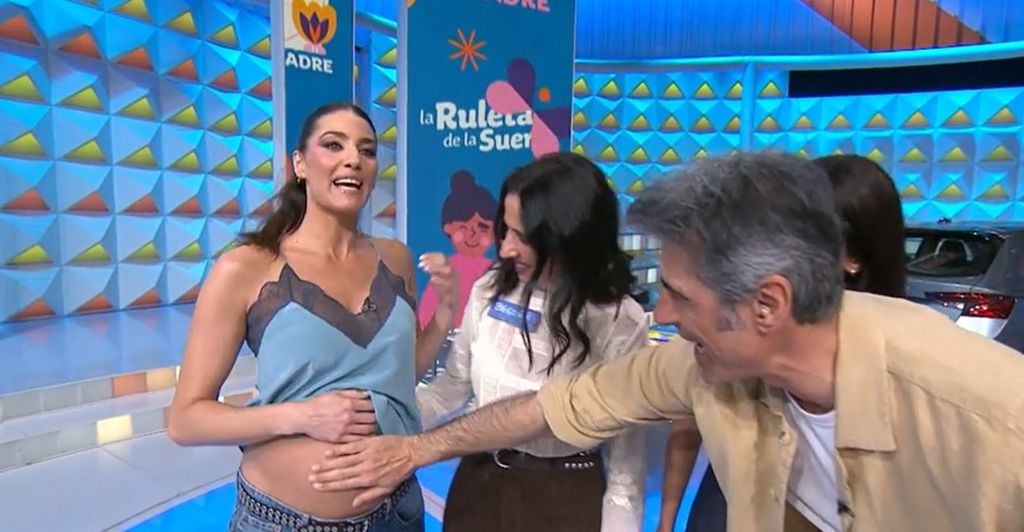 La azafata de 'La Ruleta de la Suerte' muestra sus curvas premamá