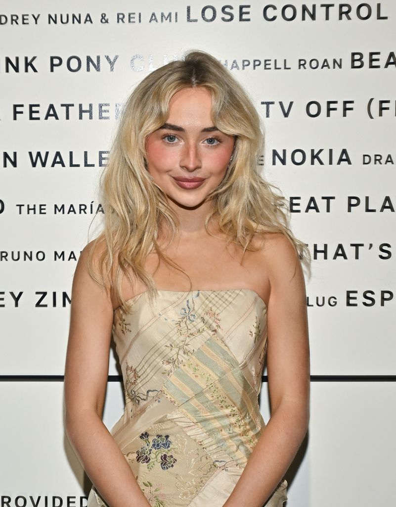 Sabrina Carpenter apuesta por un maquillaje y peinado natural y despreocupado que resalta entre su típico "Full Glam". 