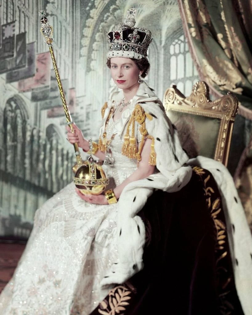 Retrato oficial de Isabel II en túnica de coronación, fotografiada por Cecil Beaton.