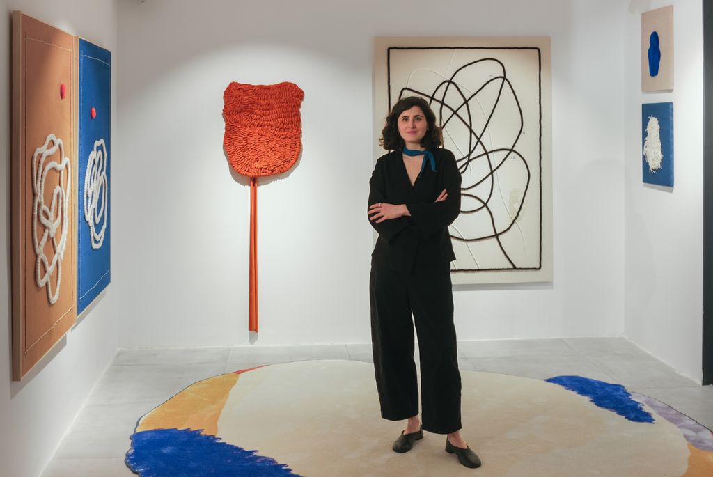 La artista textil Koral Antolín en el 'showroom' Gancedo (Madrid), que acogió su exposición 'En constante movimiento'. 