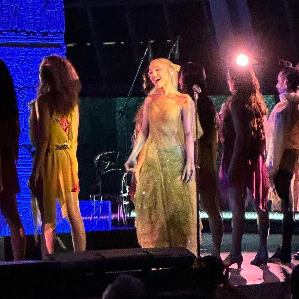 rosal a disfruta del show de ariana grande en la met gala