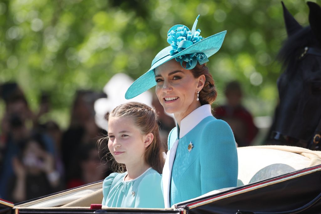 La princesa Charlotte y Catherine, princesa de Gales, lucieron atuendos coordinados en tonos aguamarina complementarios en el desfile Trooping the Colour.

