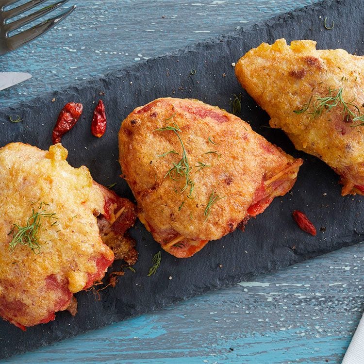 Pimientos del piquillo rebozados y rellenos de carne picada