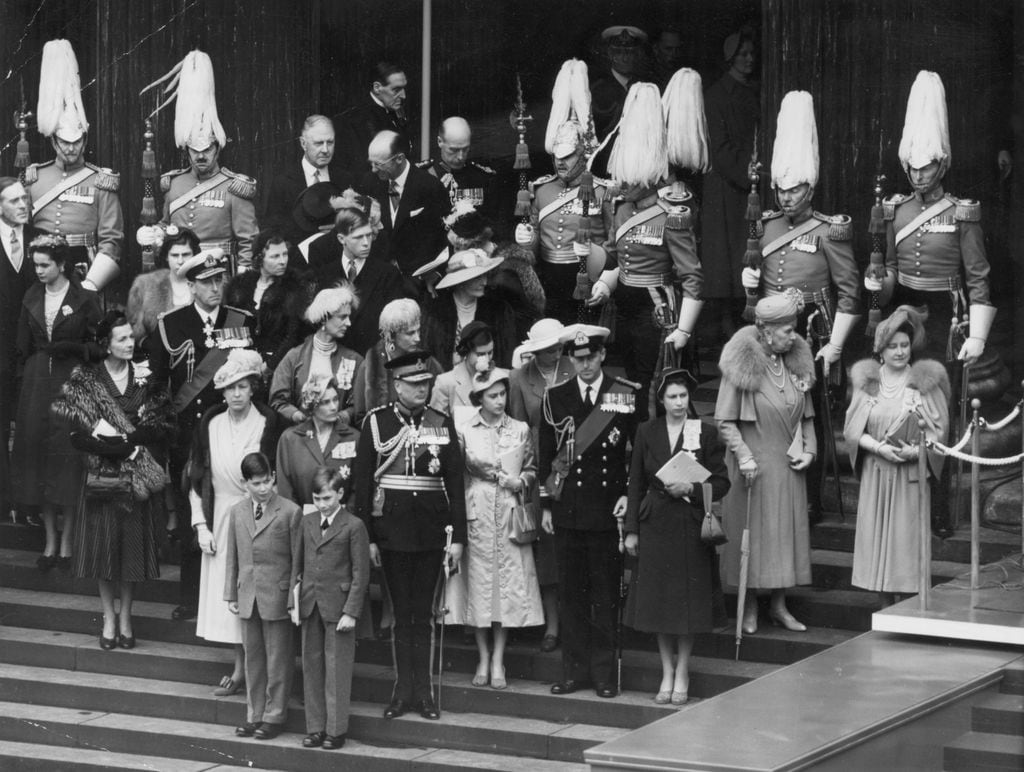 En primera fila de este acto de la máxima relevancia institucional que se celebró en mayor de 1951 en primera fila están el Príncipe Miguel de Kent y el príncipe Guillermo de Gloucester, el heredero que falleció de forma trágica dejando el título a su hermano, el príncipe Ricardo, que es el duque de Gloucester que conocemos en la actualidad
