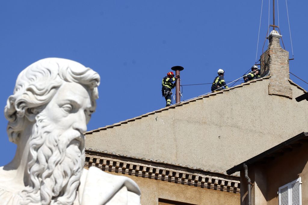 A días de iniciar el cónclave, bomberos instalan chimenea en la Capilla Sixtina para anunciar si hay nuevo Papa 