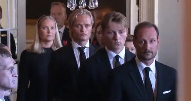 Los miembros de la Familia Real trasladan el féretro de Harald V