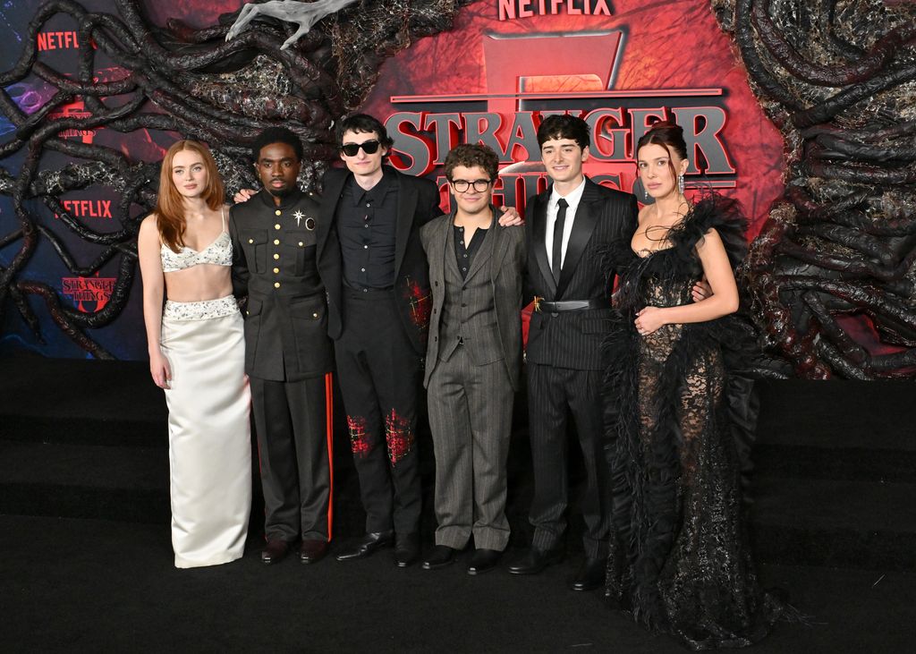 Sadie Sink, Caleb McLaughlin, Finn Wolfhard, Gaten Matarazzo, Noah Schnapp y Millie Bobby Brown en el estreno de la quinta temporada de 'Stranger Things', en el TCL Chinese Theatre, en Hollywood, California