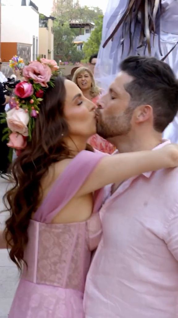 Con risas, baile y una callejoneada; Karla Díaz y Daniel Dayz arrancan los festejos de su 'pinky boda'