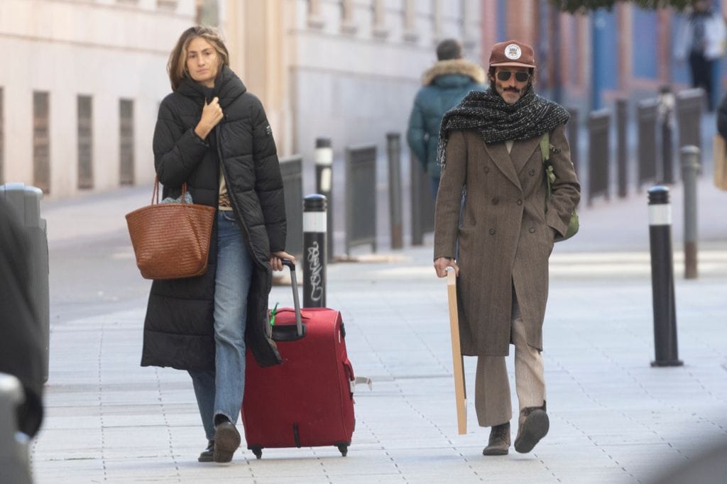 Leiva y su nueva novia llegando a Madrid con las maletas el pasado 9 de enero