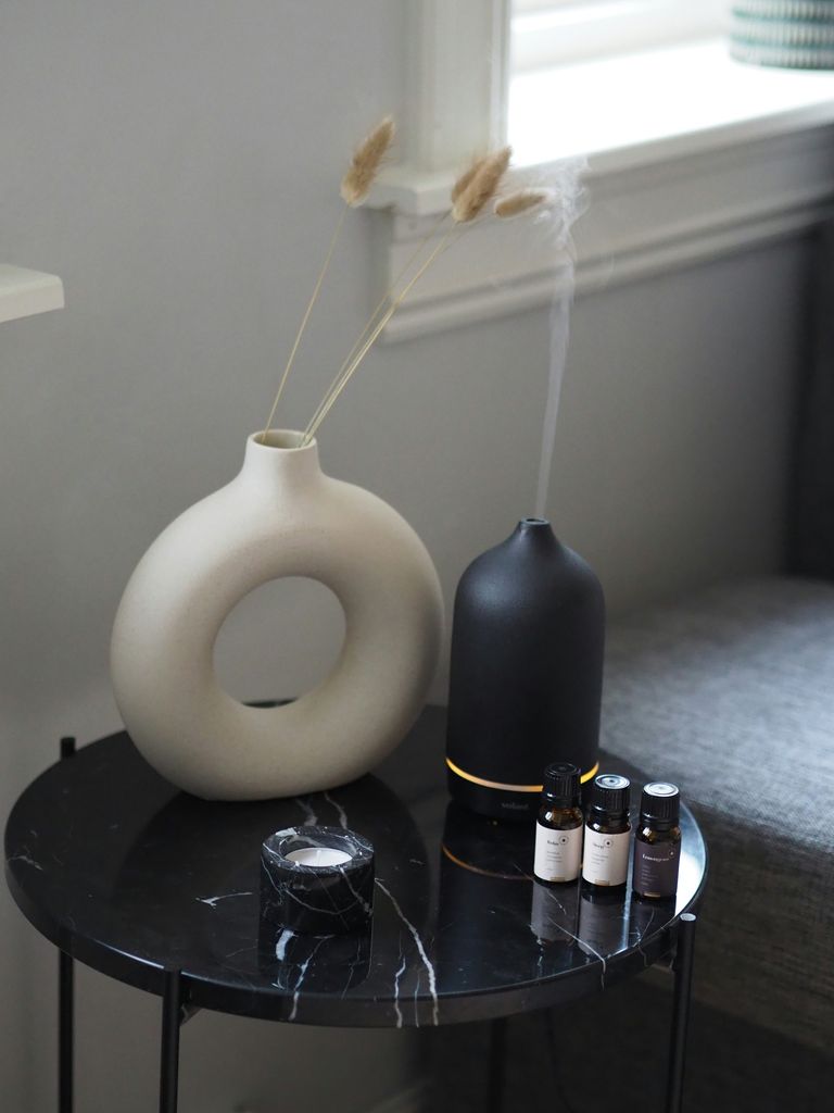 Mesa con difusor de aromas.  