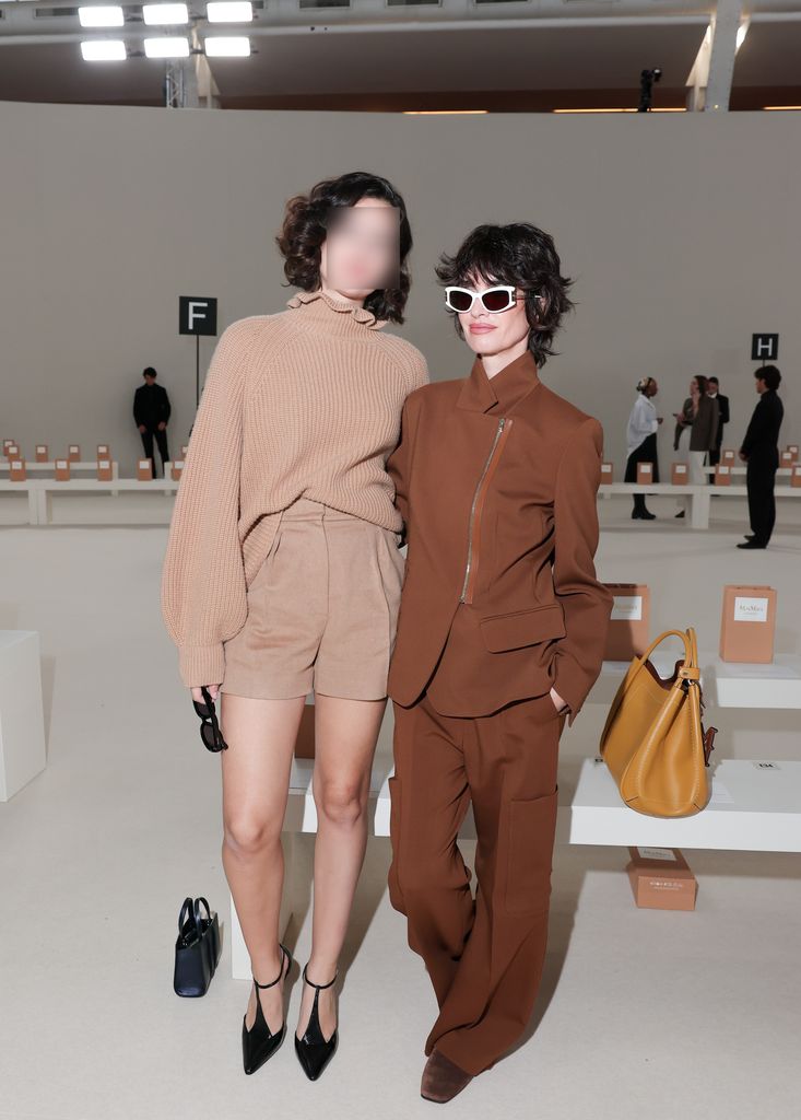 Paz Vega y su hija, Ava Salazar, en la semana de moda de Milán, 2026.