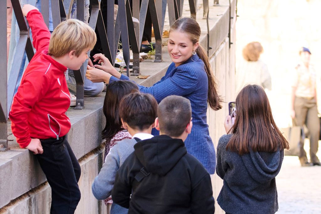 La Princesa con unos niños en Viana, Navarra