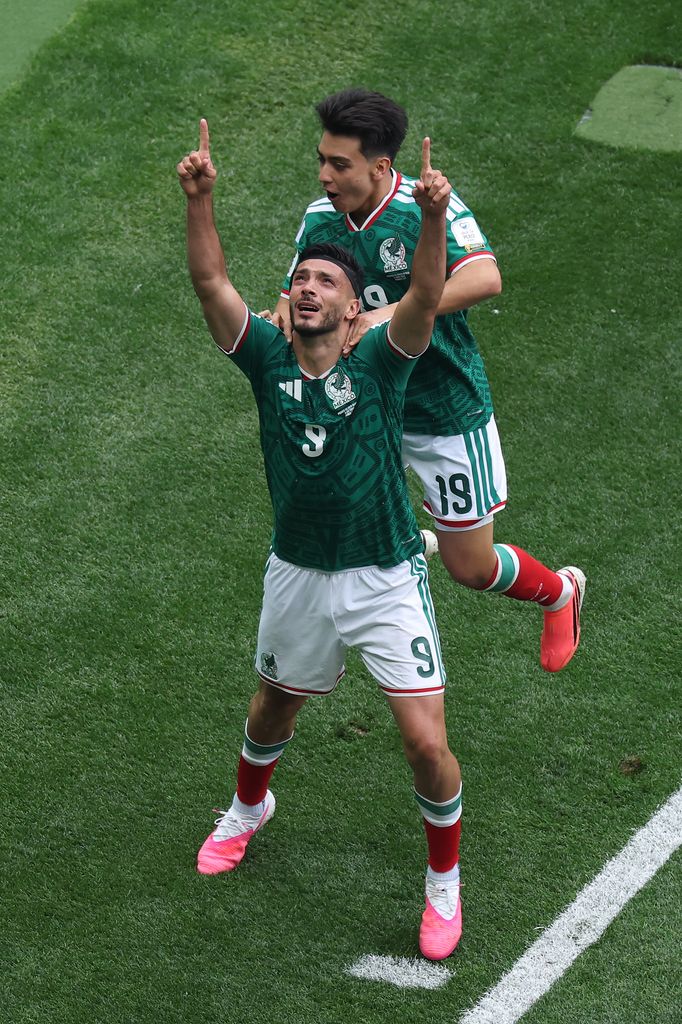 Raúl Jiménez miró hacia el cielo tras anotar su gol.