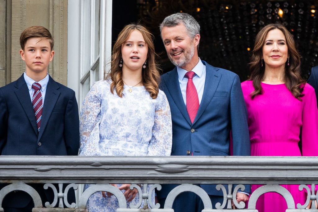 Plano medio de la Familia real Danesa en el balcón real en el cumpleaños del rey