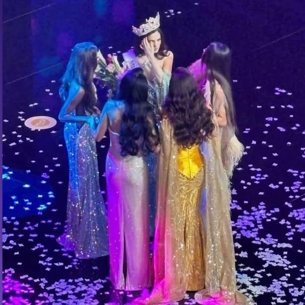 Durante la coronación de Miss Universe México 2025, la polémica saltó cuando sólo cuatro chicas se acercaron a felicitar a Fátima