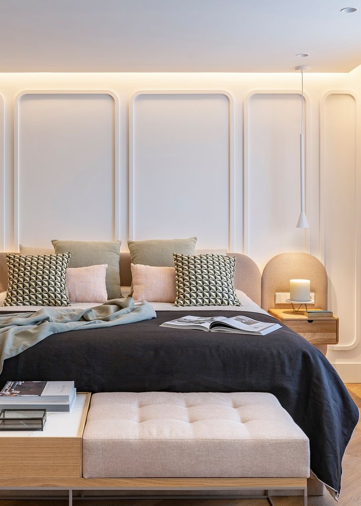 Dormitorio moderno iluminado. 