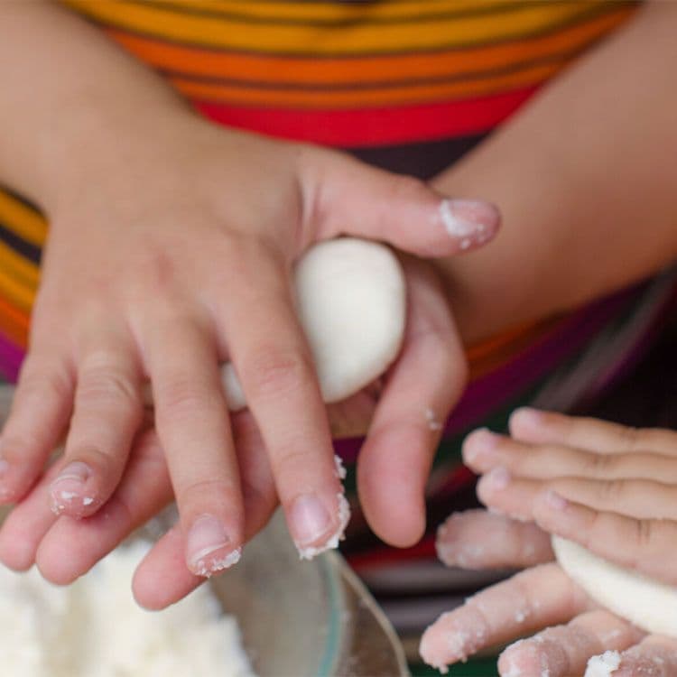 Dando forma a la masa de arepas