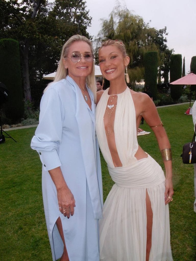 Bella Hadid con su madre Yolanda