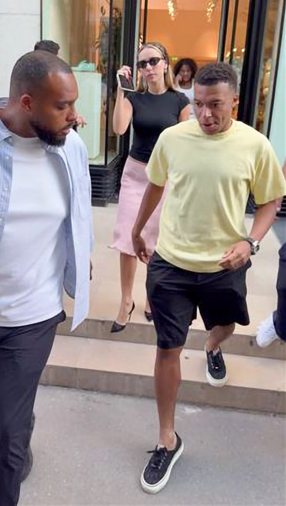 Kylian Mbappé y Ester Expósito visitaron varias tiendas de lujo en París.
