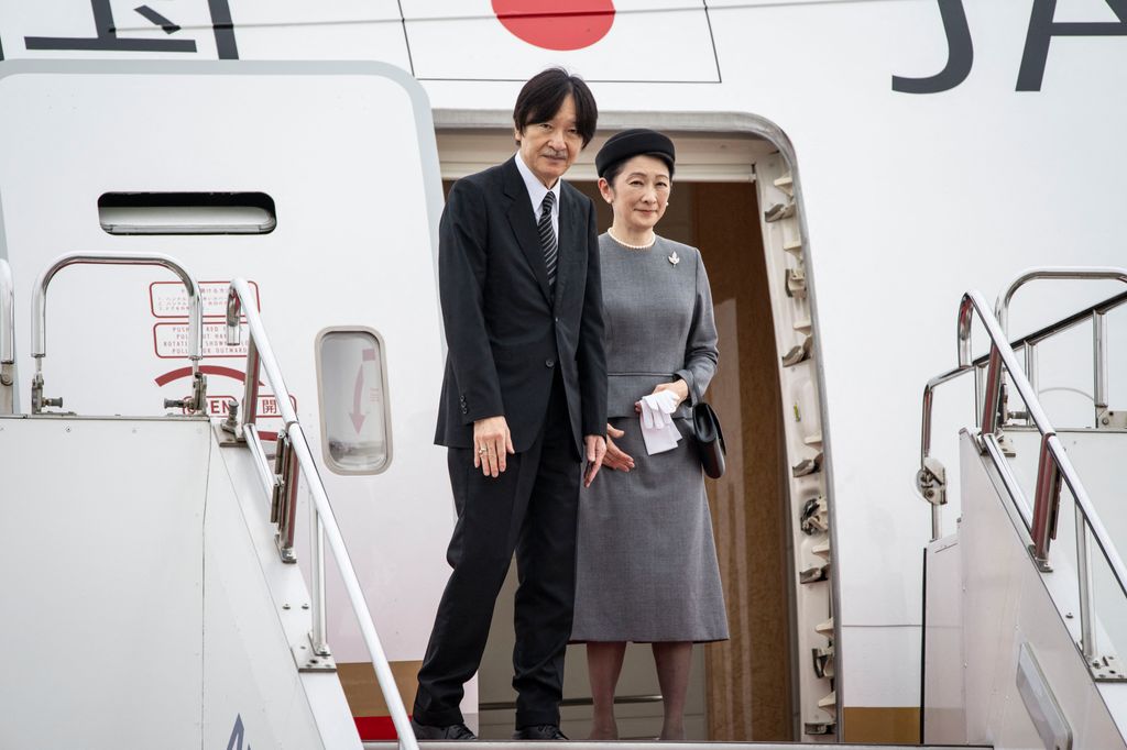 El príncipe heredero Akishino con su mujer, la princesa Kiko en el aeropuerto de Haenda rumbo a Oslo para acudir al funeral de Harald de Noruega