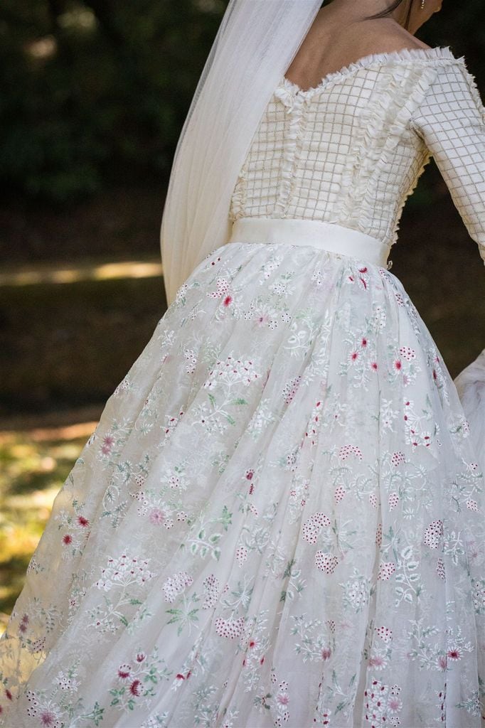 Look de novia viral con flores de colores de Juana Rique