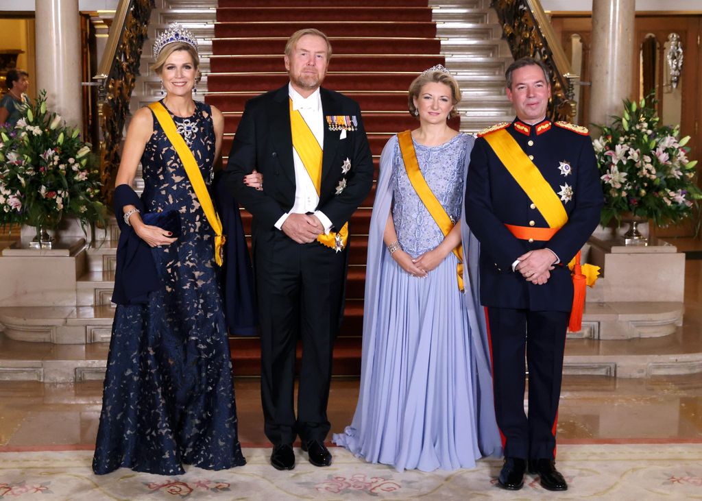 La reina Máxima de Holanda, el rey Guillermo de Holanda, la gran duquesa Stéphanie de Lannoy de Luxemburgo y el gran duque Guillermo de Luxemburgo asisten a una cena de gala en el Palacio Gran Ducal durante la abdicación del gran duque de Luxemburgo y la ascensión al trono de Su Alteza Real el príncipe heredero Guillaume