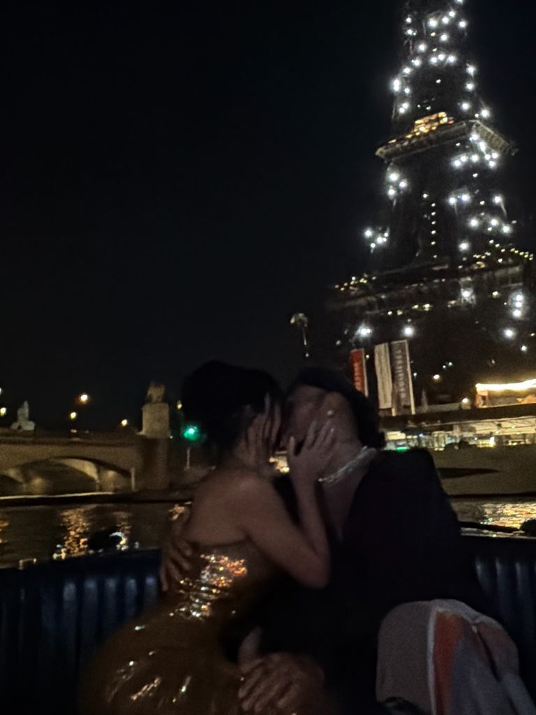 Kim Kardashian y Lewis Hamilton se besan durante un romántico paseo por el Sena con la Torre Eiffel iluminada