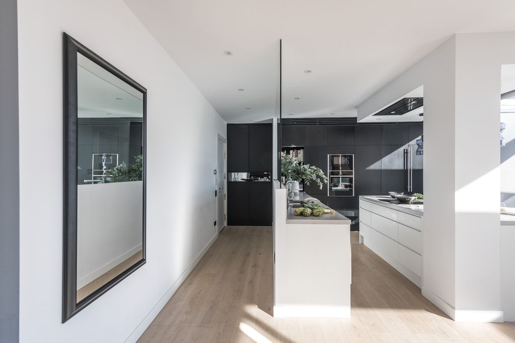 Cocina seoarada del recibidor con pared semiacristalada. 