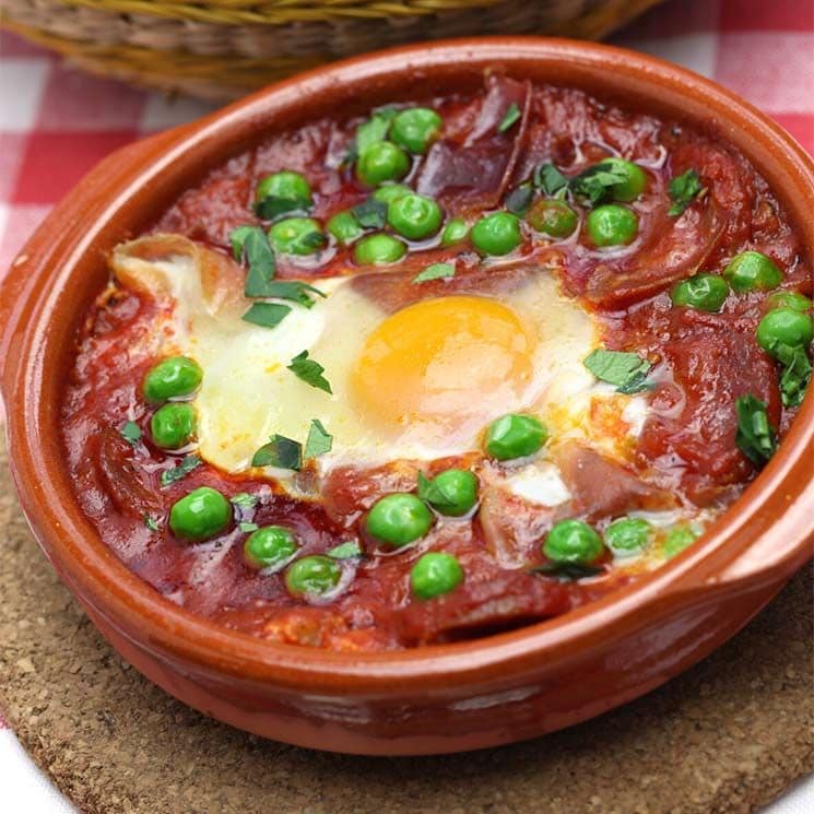 Lo ideal es preparar y servir los huevos a la flamenca en cazuela de barro.