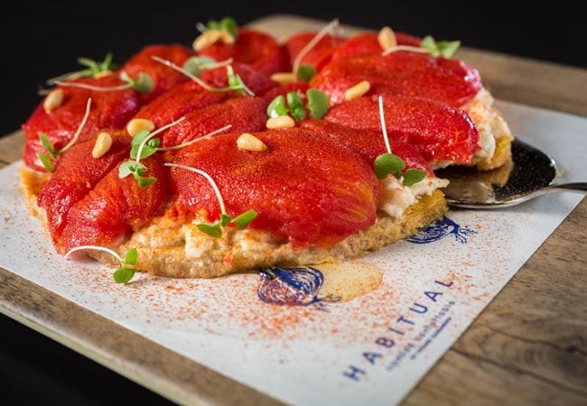 Tarta templada de tomate pera confitado y mozzarella de búfala, una de las propuestas de Camarena en 'Habitual'.
