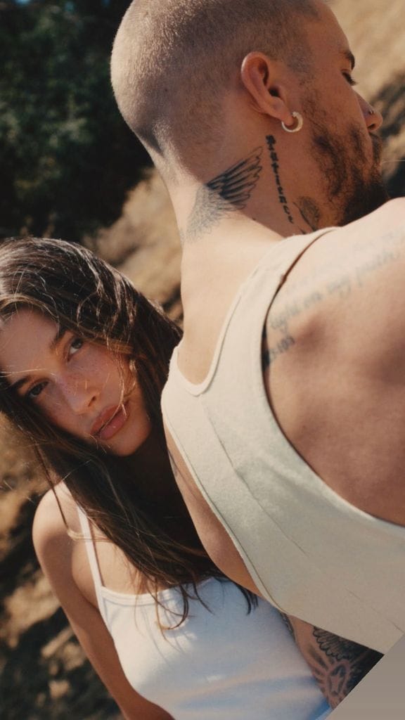 Justin Bieber y Hailey Bieber en una sesión de fotos por el álbum 'Swag'