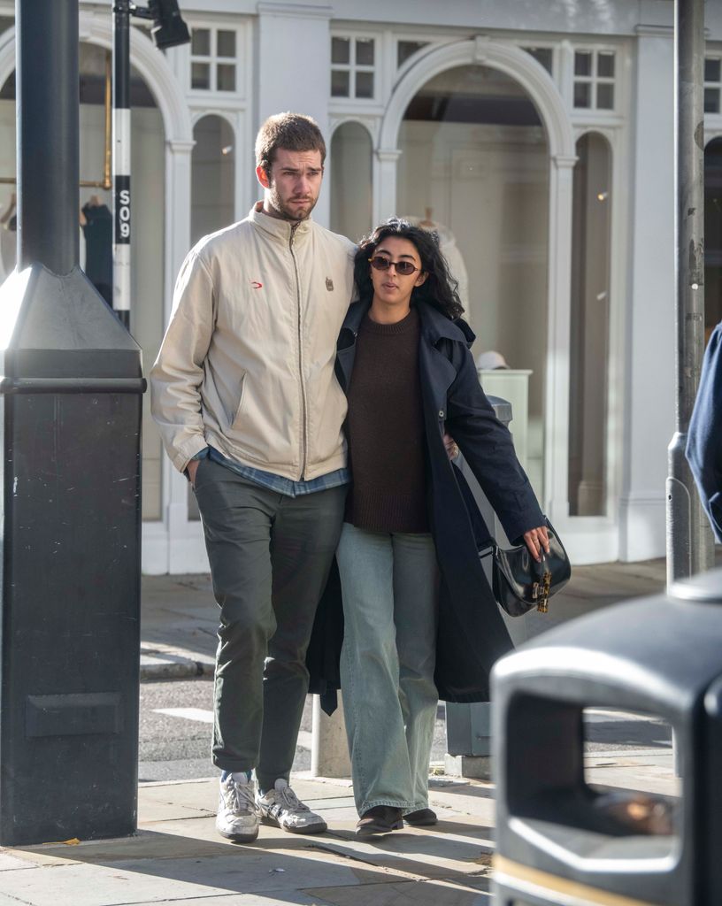 Juan Urdangarin y Sophia Khan pasean abrazados por Londres