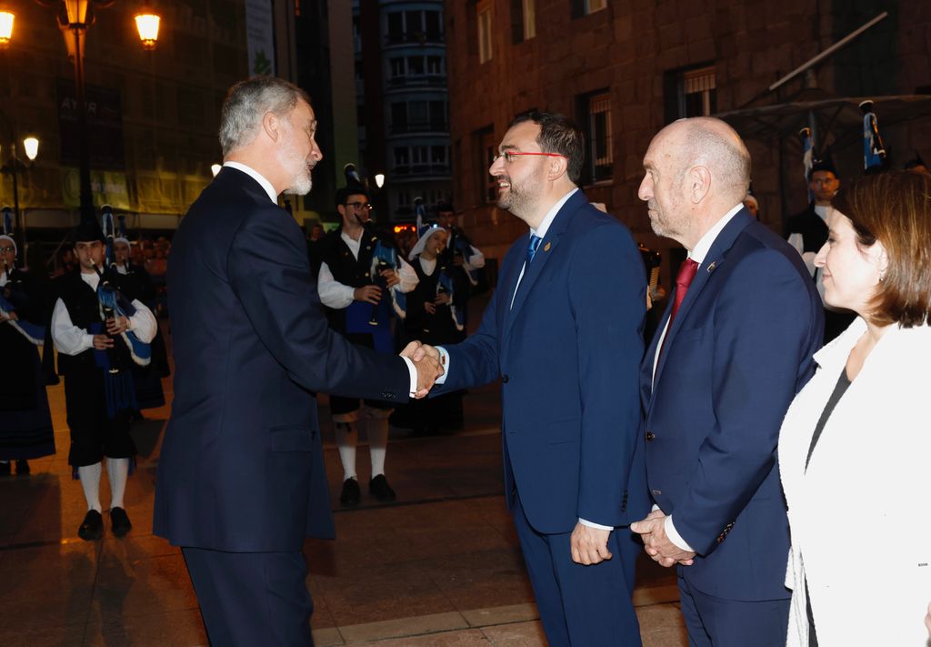 Rey Felipe VI saludando a su llegada al concierto de los Premios Princesa de Asturias 2024