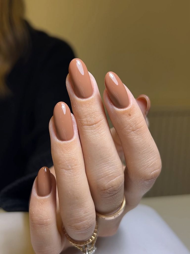 Las uñas chocolate con leche pueden variar en intensidad, pero son más cálidas que las mole brown