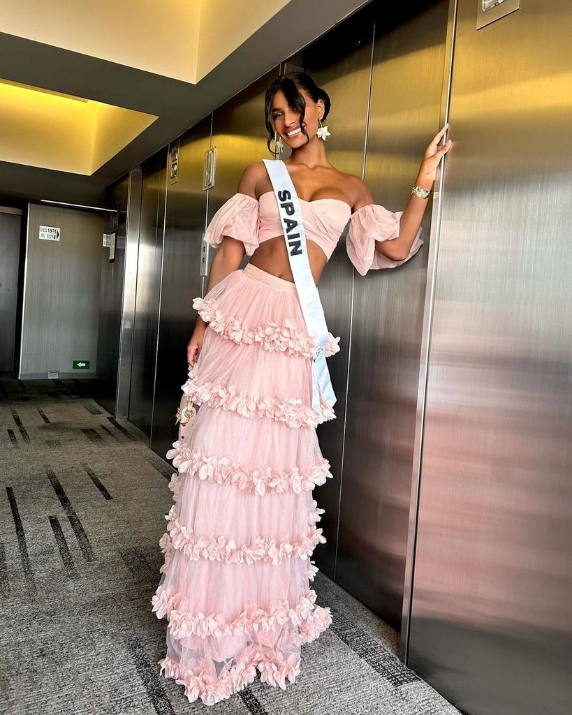 Plano entero de Michelle Jiménez con conjunto de tul rosa palo