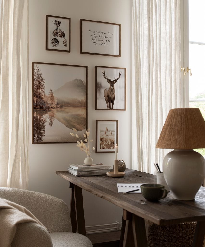 Pared con láminas con motivos otoñales