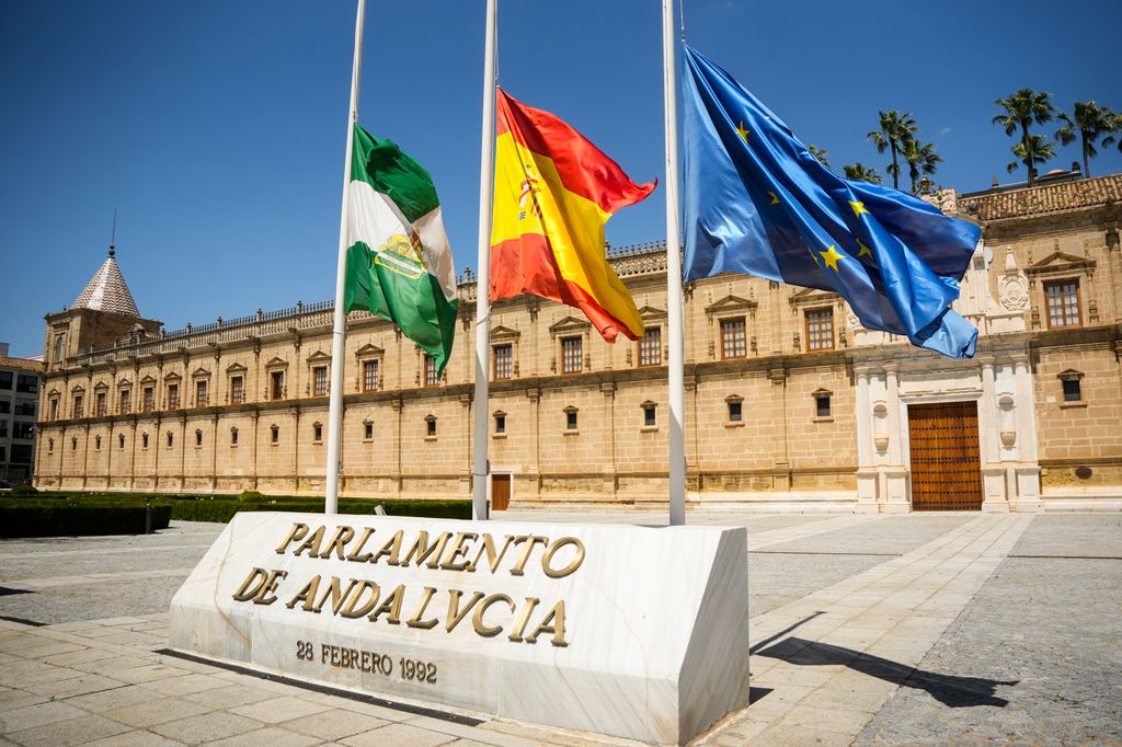 Las banderas del Parlamento de Andalucía, a media asta por el deceso del Papa Francisco