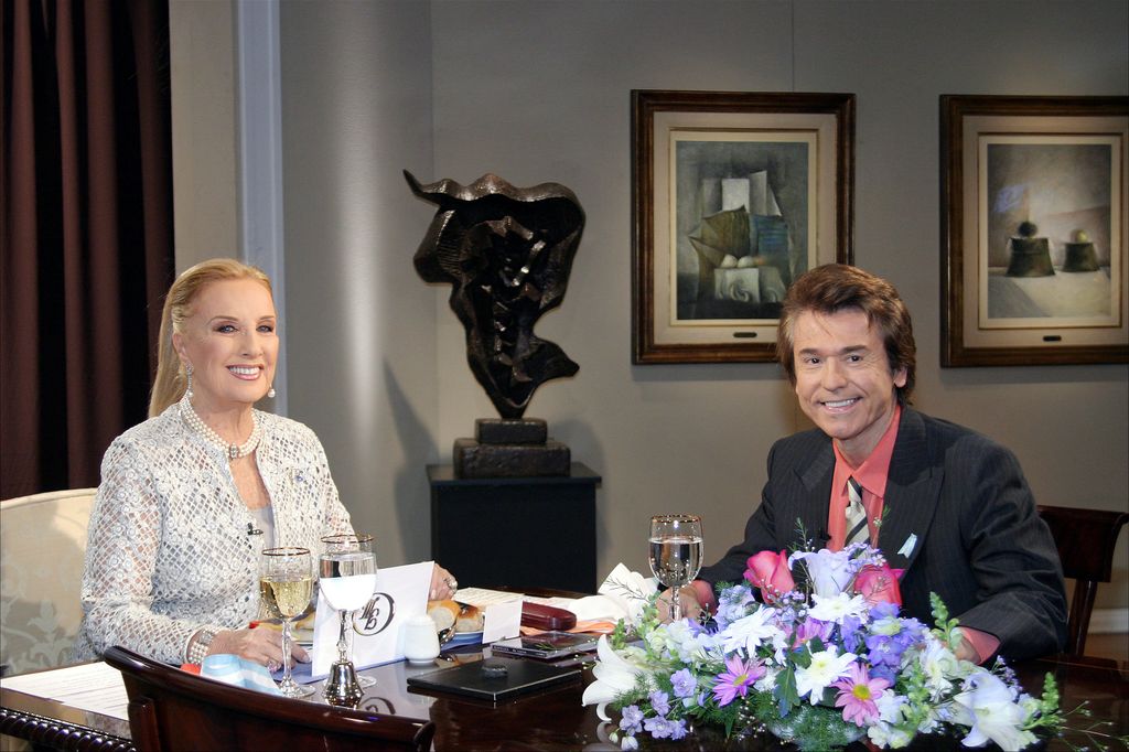 Mirtha Legrand con el cantante Raphael en su programa el 25 de mayo de 2004