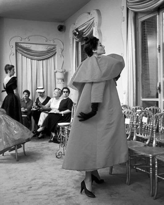Presentación de los diseños de Alta Costura de Balenciaga a una selecta clientela