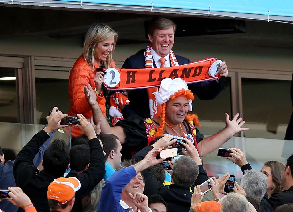 La reina Máxima de Países Bajos y el rey Guillermo celebran la victoria de su país en el Mundial Brasil 2014, en el partido entre Países Bajos y Australia. La imagen fue tomada el 18 de junio de 2014 en el Estadio Beira-Rio en Porto Alegre, Brasil. 