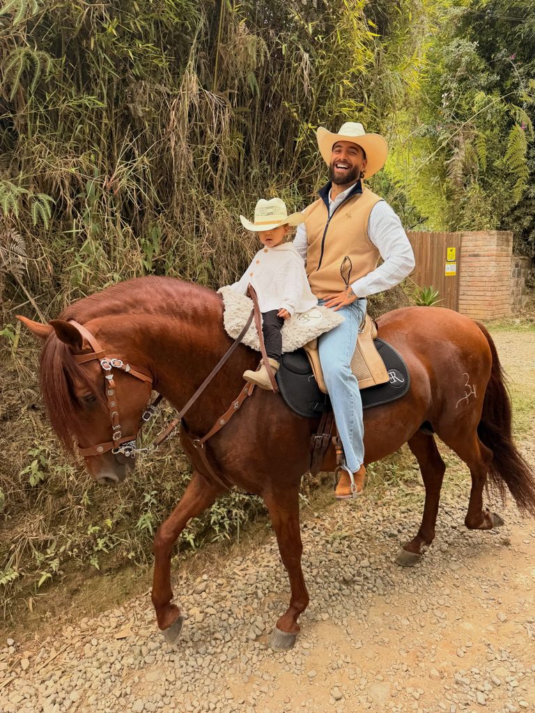 Maluma dio un paseo a caballo con su primogénita Paris.