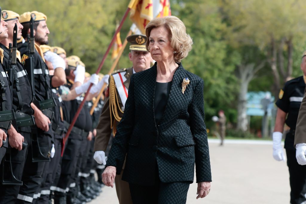 La reina Sofía en un acto de la Unidad Militar de Emergencias el 7 de octubre de 2024 con el broche cometa