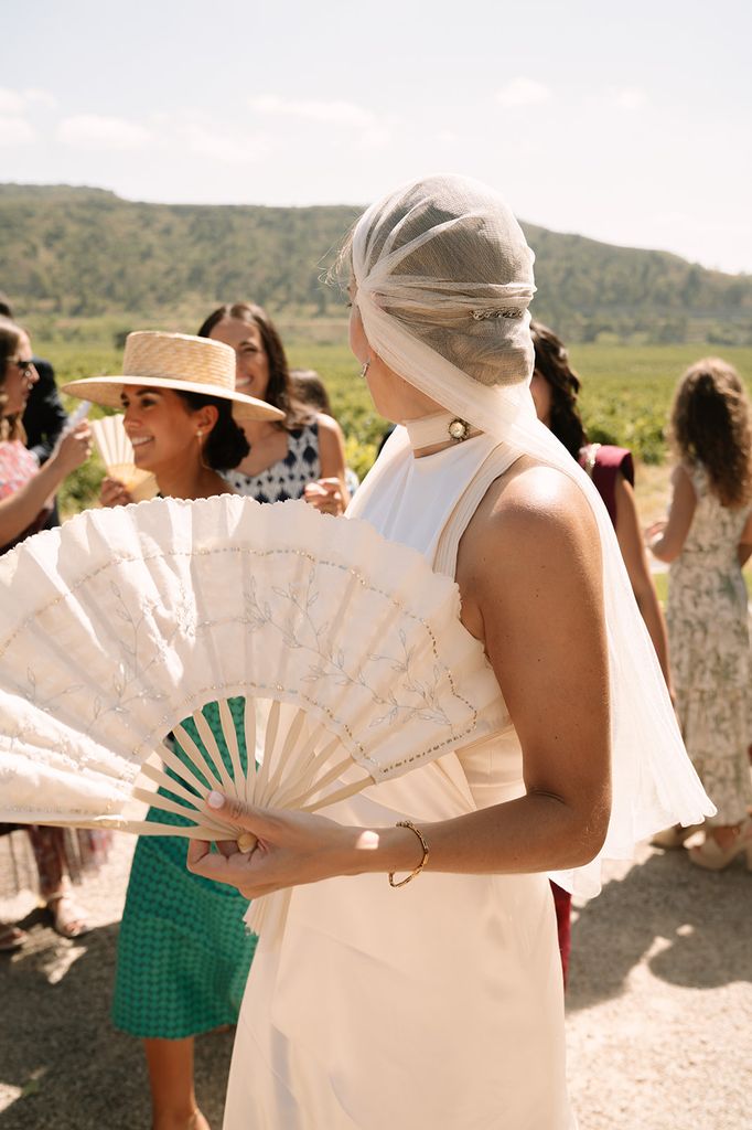 Nerea con vestido de novia de Laura Ponte, velo estilo 'julieta' y abanico de ByLuneville