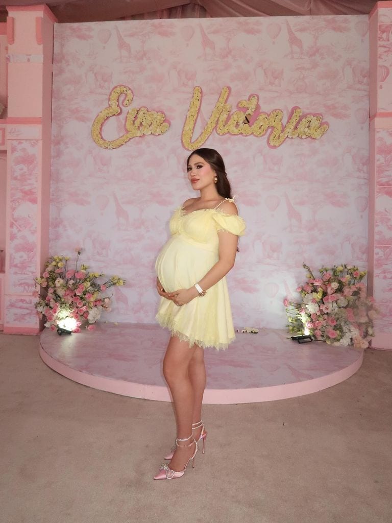 Fernanda Gómez lució hermosa con su baby bump en un vestido amarillo mantequilla.