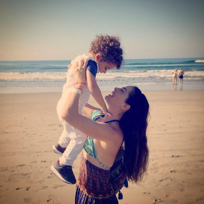 Danna García y su hijo