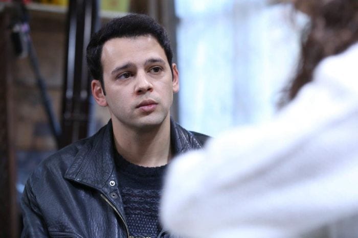 Oğulcan trata de abrir los ojos a Ömer para que crea a Asiye en 'Hermanos'