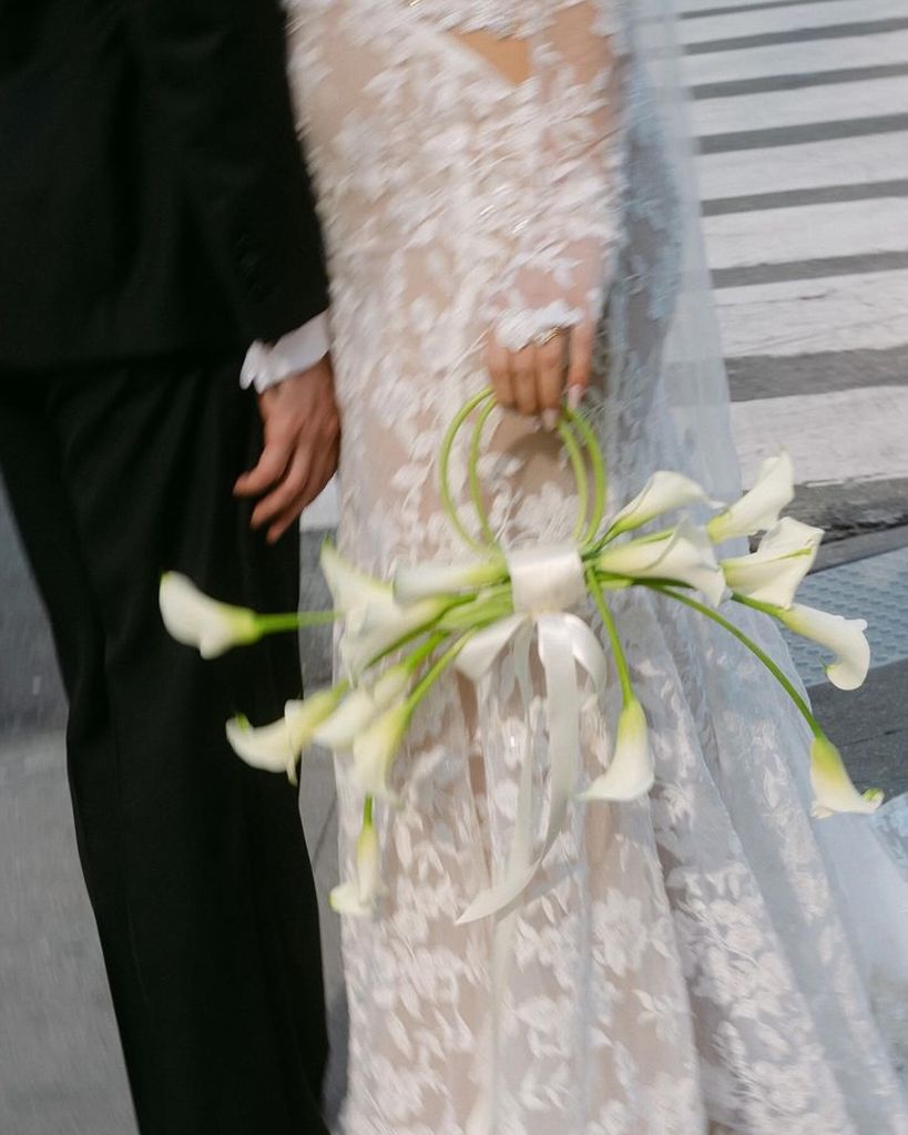 Bolsos de flores como ramos de novia de calas