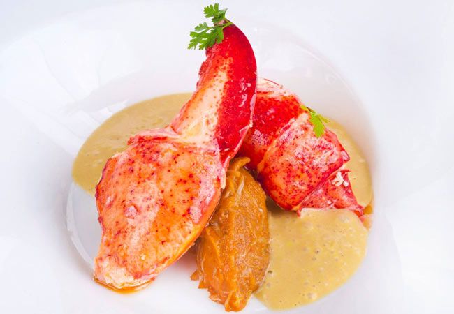 En Madrid, Albora (una estrella Michelin) ofrece dos menús navideños y un tercero para la última noche del año, donde destacan platos como el ‘bogavante asado con raviolis de hongos, verduras salteadas y salsa de marisco'.

