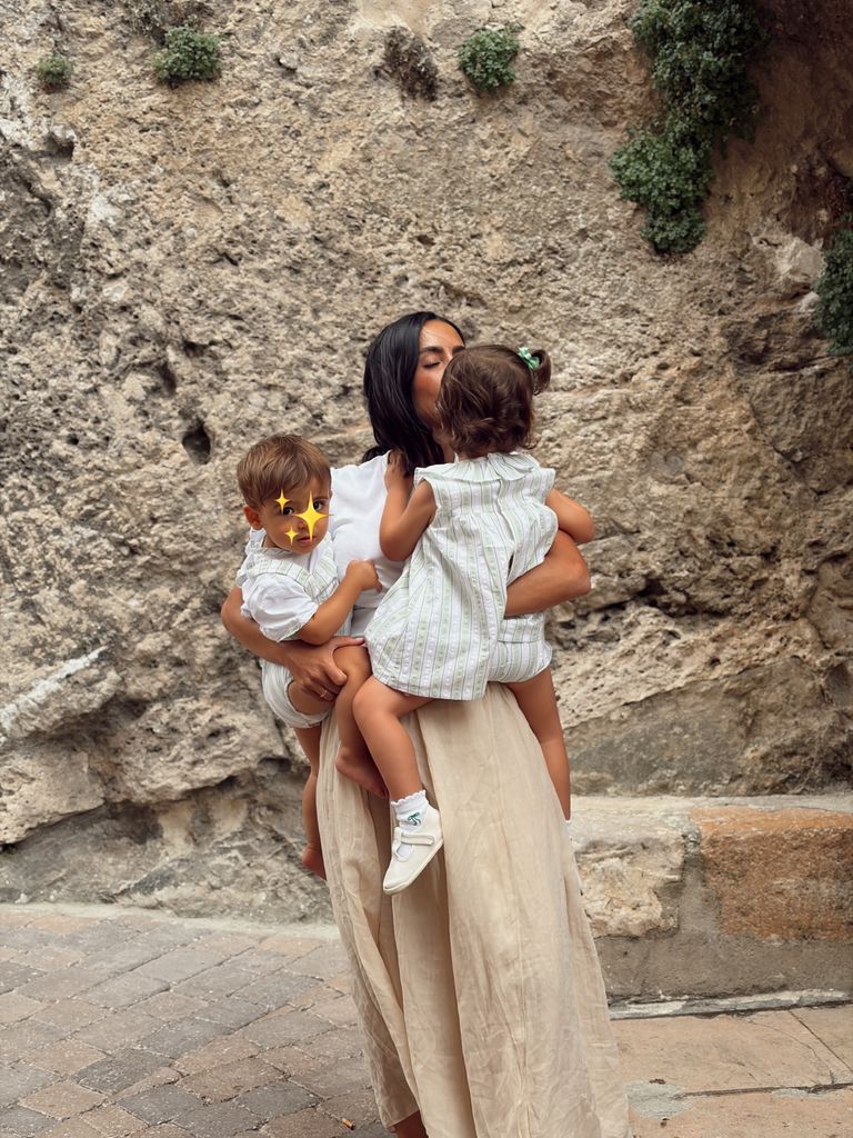 Paloma posa con sus niños